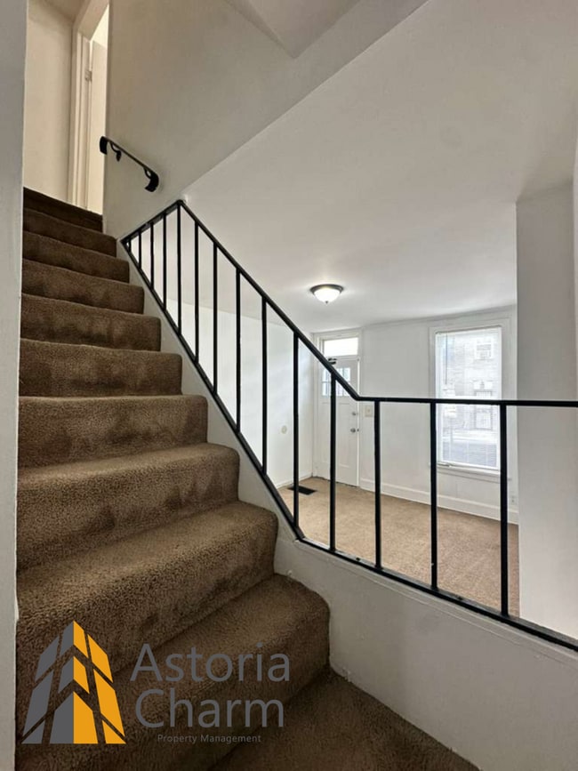 Building Photo - 1 Bedroom Plus Den Rowhome on Kuper Place