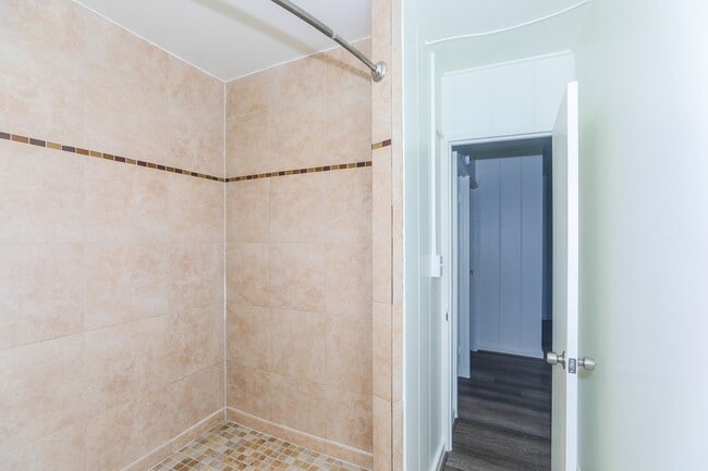 Building Photo - Renovated, upstairs, 2 bedroom 1 bath with...