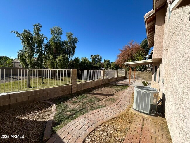 Building Photo - 1433 E Park Ave