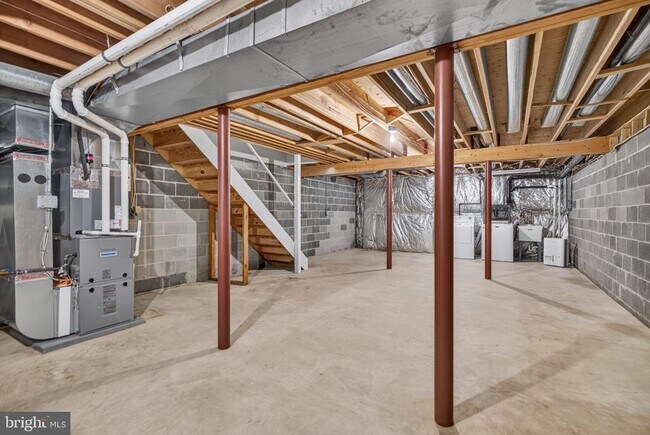 Building Photo - 305 Williamsburg Ct