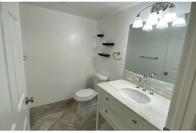Building Photo - 117 Yacht Club Way