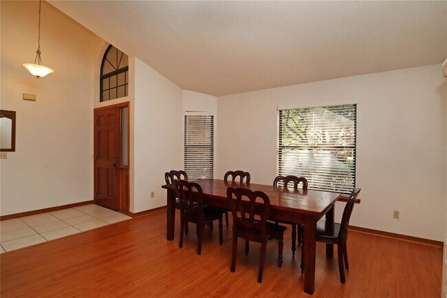 Building Photo - 5722 Bay Side Dr