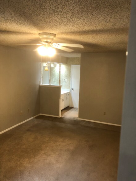 Building Photo - 413 Top Hill Dr