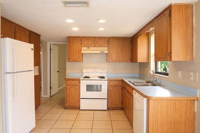 Building Photo - 2 Bedroom, 2 Bathroom Home for Rent in Dade City!