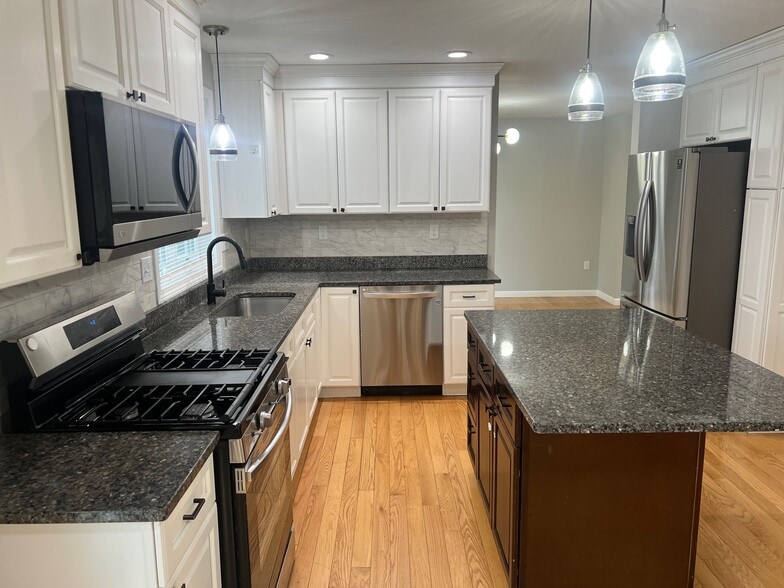 Building Photo - 131 Merrill Ave