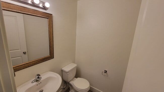 Building Photo - 4 bed | 2 1/2 bath | 2 car garage in Deser...