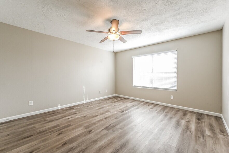 Building Photo - 20401 N 8th Ave