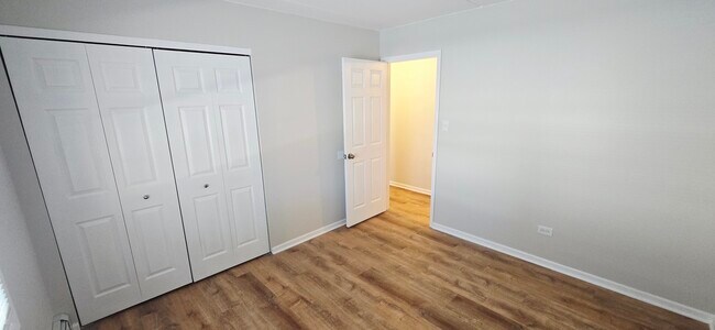 Building Photo - 318 W Naperville Rd