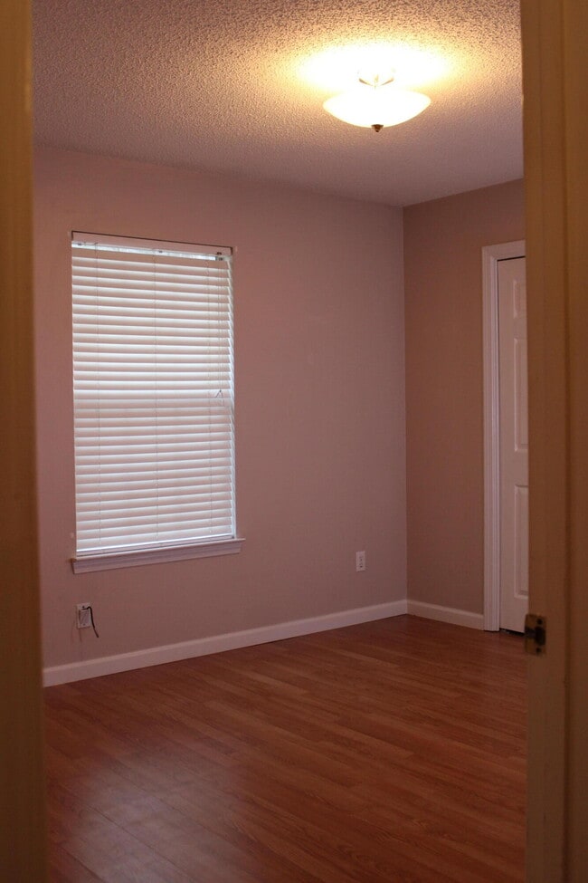 Building Photo - 305 Ashley Dr