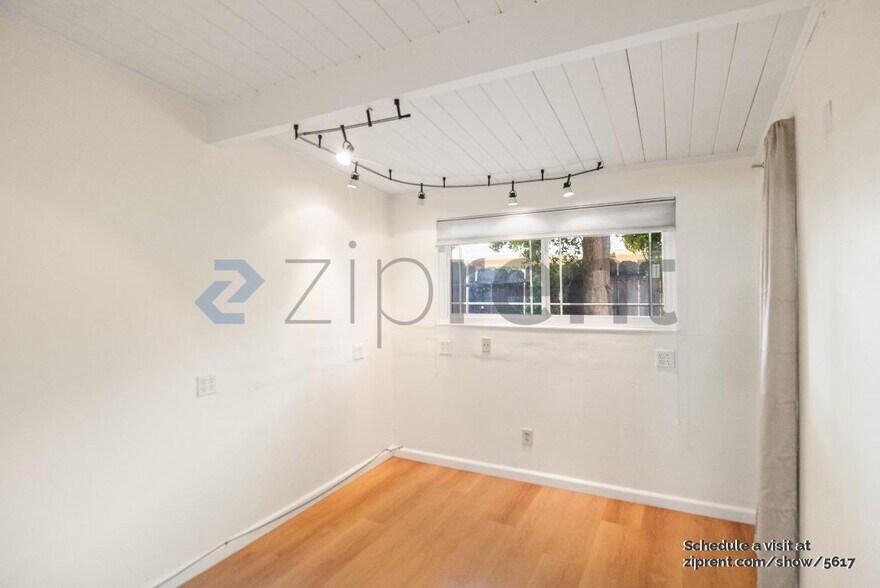 Building Photo - 921 Lakebird Dr
