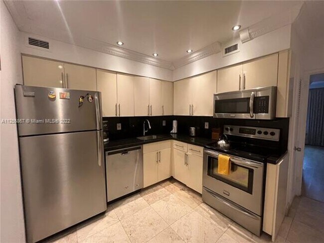 Building Photo - 5161 Collins Ave