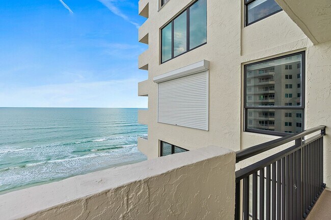 Building Photo - Spacious Oceanfront Condo