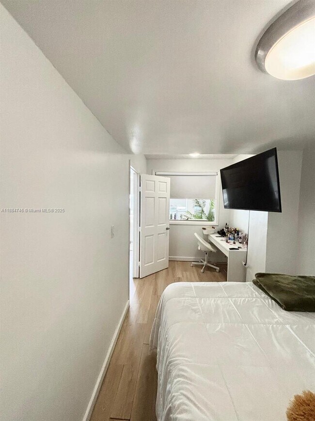 Building Photo - 999 Brickell Bay Dr