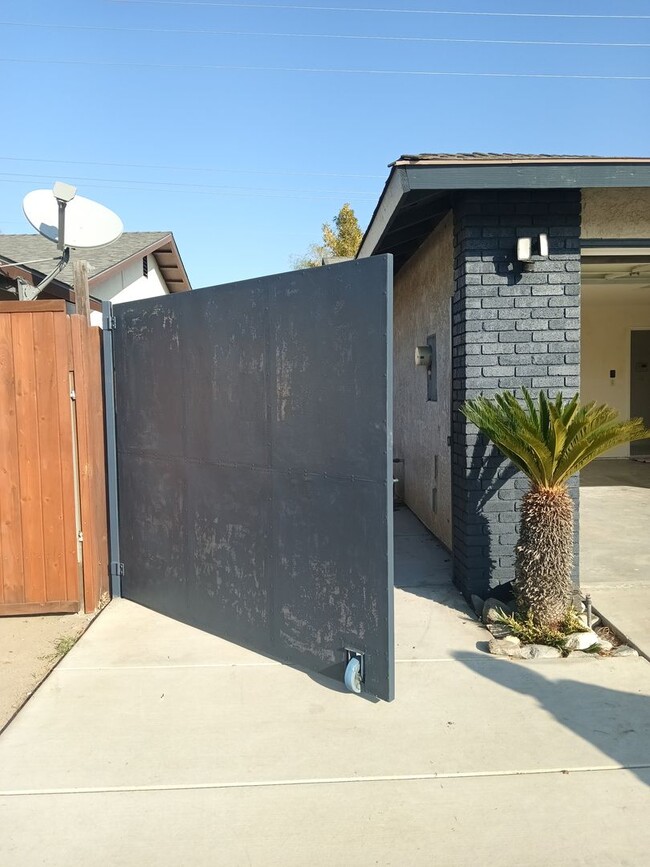 Building Photo - Stylish, Secure, and Pet-Friendly 3-Bedroo...