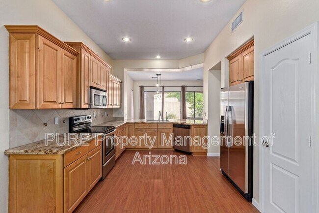 Building Photo - 737 S Sycamore Pl