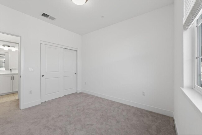 Building Photo - 392 Line St