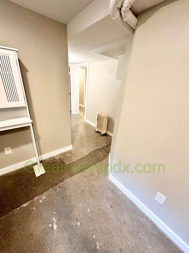 Building Photo - Huge Gorgeous 5 Bedroom 4 Bath Unit in SW ...