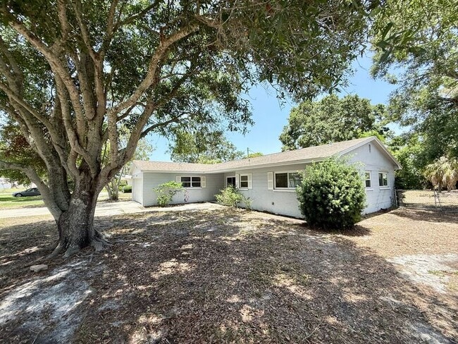 Building Photo - 2565 Granada Cir W