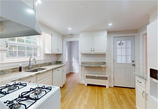 Building Photo - 33 Jackson St