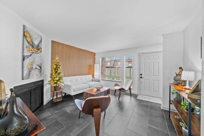 Building Photo - 3831 Landmark Dr