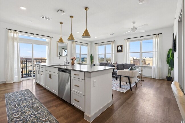 Building Photo - 1301 Leah Ave