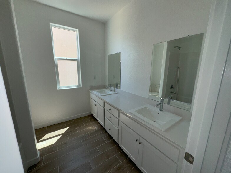 Building Photo - 1053 Traverse Dr S