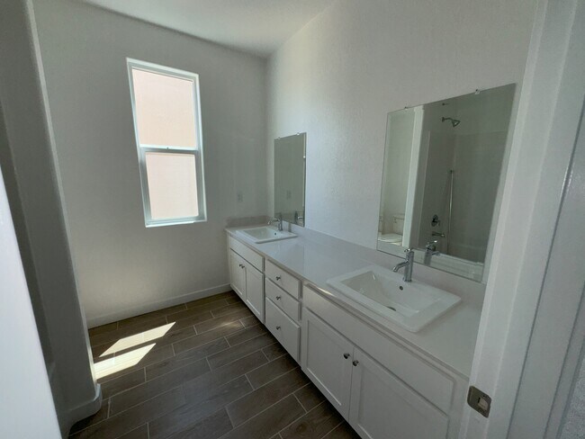 Building Photo - 1053 Traverse Dr S