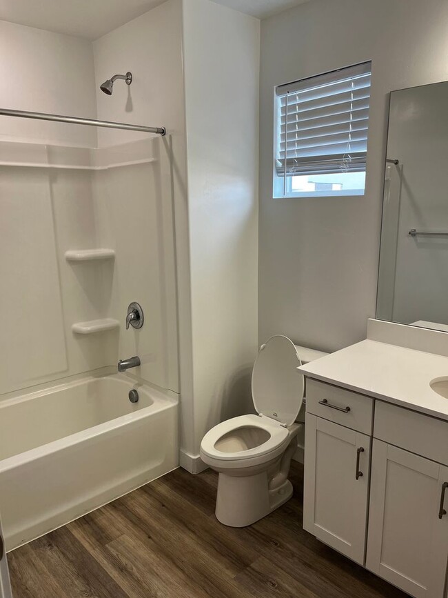 Building Photo - Beautiful Row End Townhouse