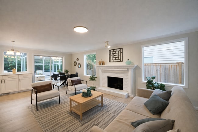 Building Photo - Spacious 3-Bedroom Home with Sunroom in Private Lake Community – Everett