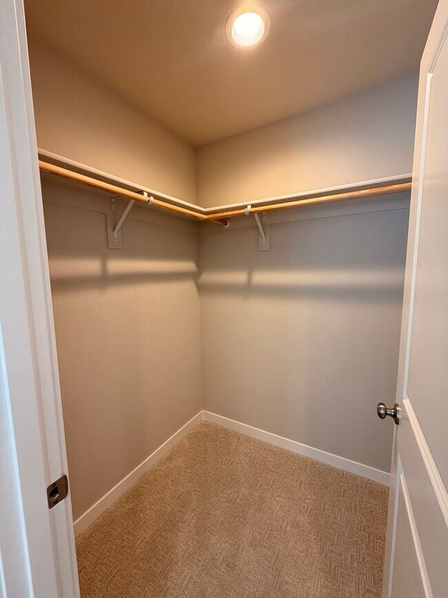 Building Photo - Model home! 4-bed 3-Bath Home on Moon MTN!