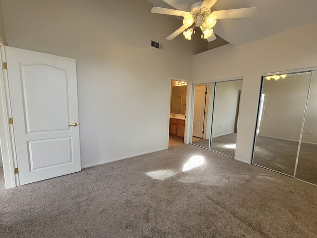 Building Photo - Gorgeous Henderson Condo with garage!