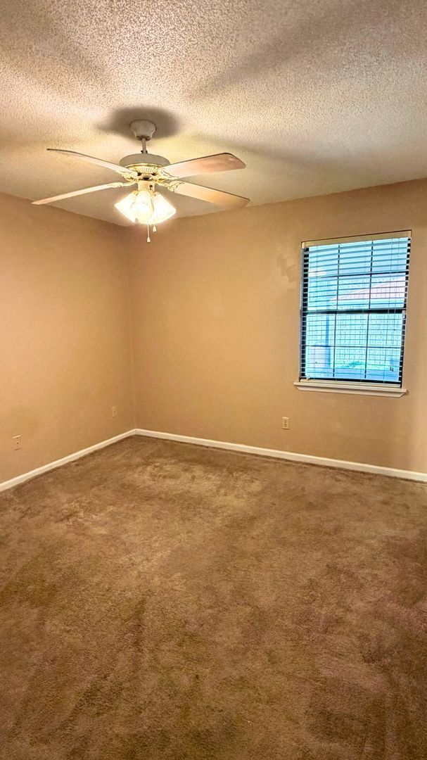 Building Photo - 2 Bedroom Home w/ Flex Room, fenced in yard - Close to base!!