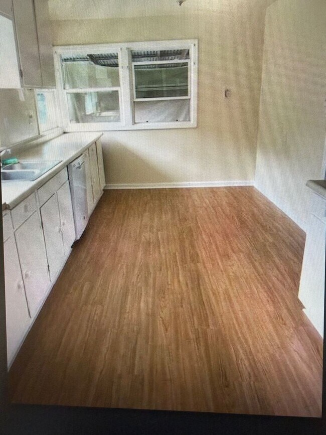 Building Photo - Country setting