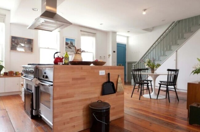 Building Photo - 42 Dikeman St