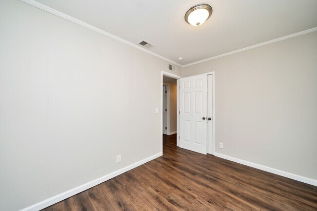 Building Photo - Spacious & Stylish – Fully Renovated 4BR H...