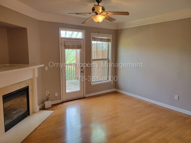 Building Photo - Beautiful Townhome steps away from the Beltline!