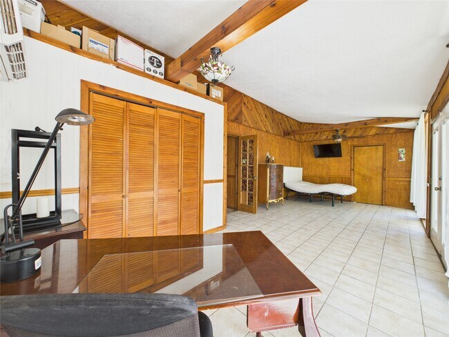 Building Photo - 713 6th St