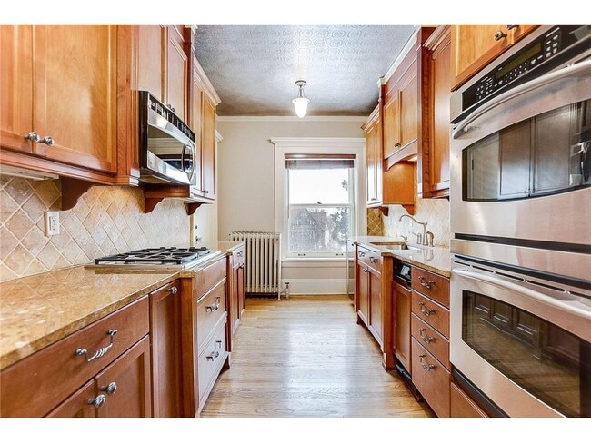 Building Photo - 808 Summit Ave