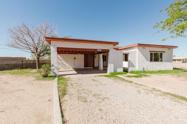 Building Photo - 3 Bedroom 2 Bathroom