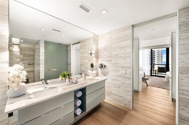 Building Photo - 2201 Collins Ave