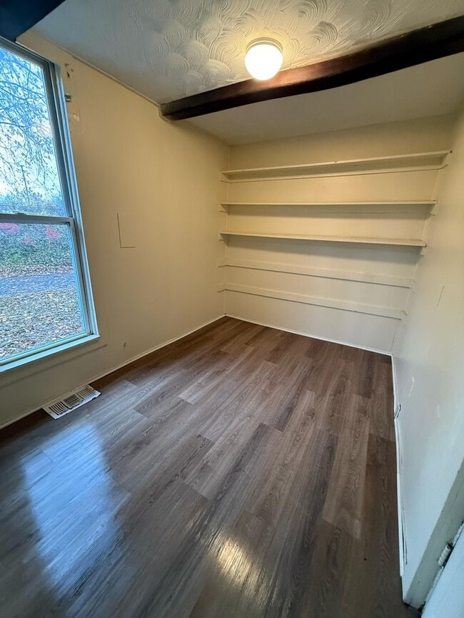 Building Photo - 3 bedroom house fenced yard