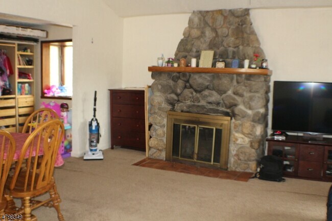 Building Photo - 10 Lakeview Trail