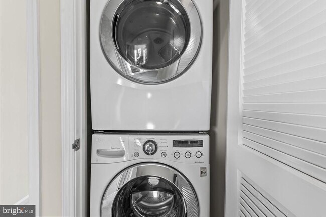 Building Photo - 7933 Trailview Xing