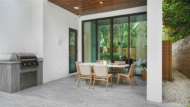 Building Photo - 3075 Mary St