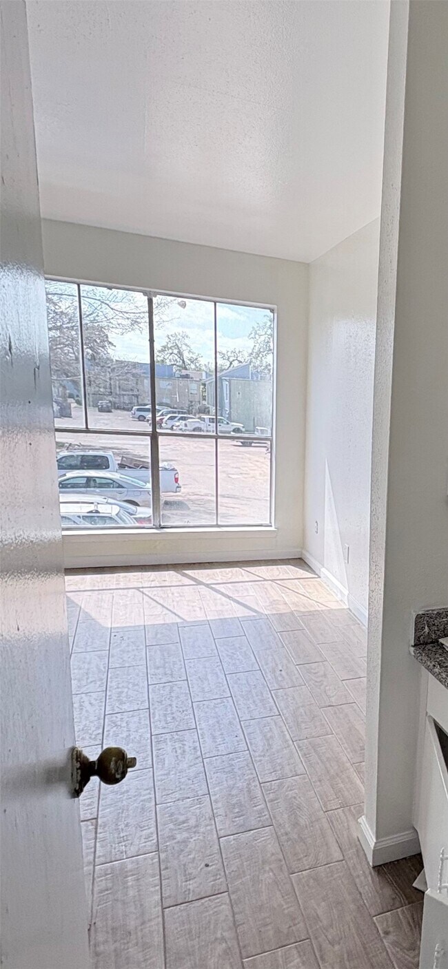 Building Photo - 5625 Antoine Dr