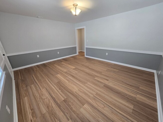 Building Photo - Cute Meadowview Bungalow; 3/1.5 Right in T...