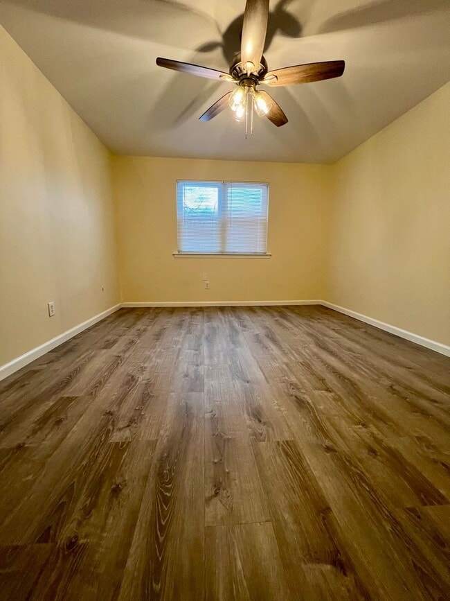 Building Photo - Gorgeous 1st Floor Apartment in Telford with Parking Spot! Available NOW!