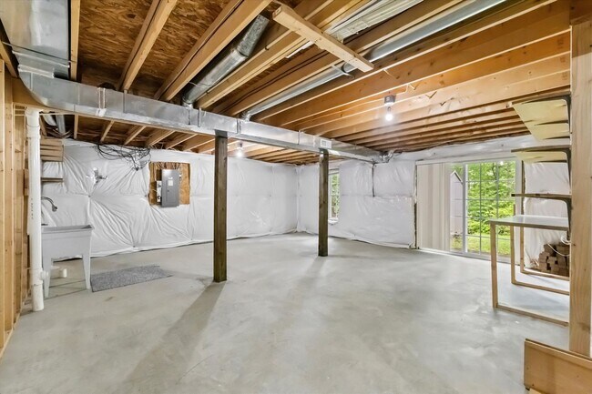 Building Photo - 4107 Lakeview Pkwy