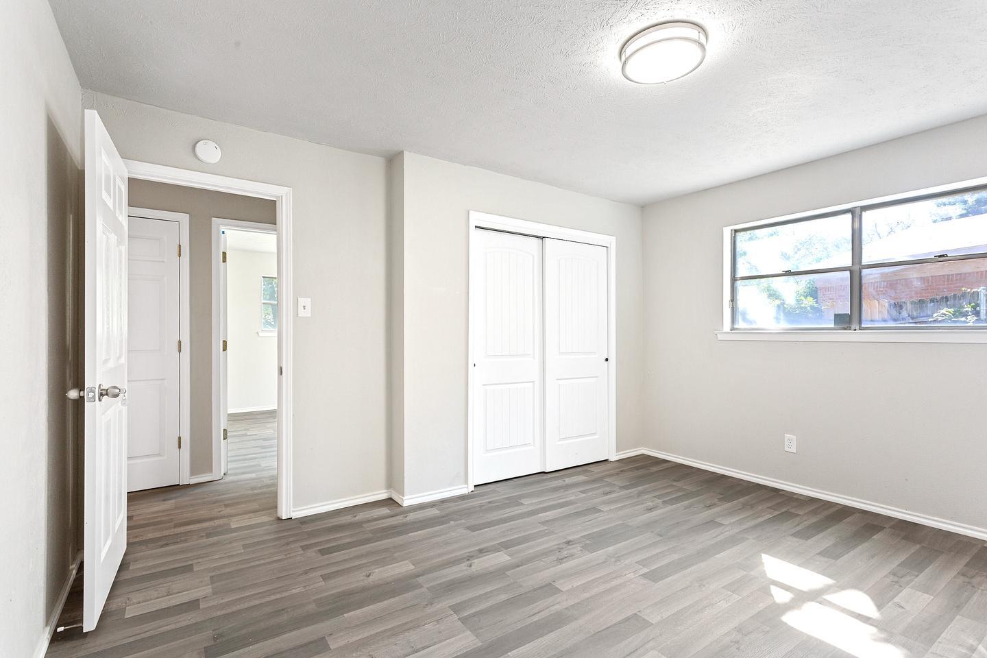 Building Photo - Conveniently located Fort Worth home with a welcoming atmosphere!