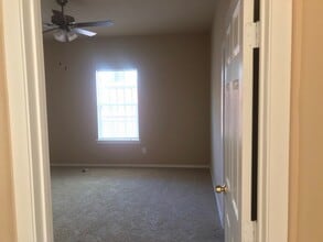 Building Photo - 4 Bed, 2.5 Bath Duplex